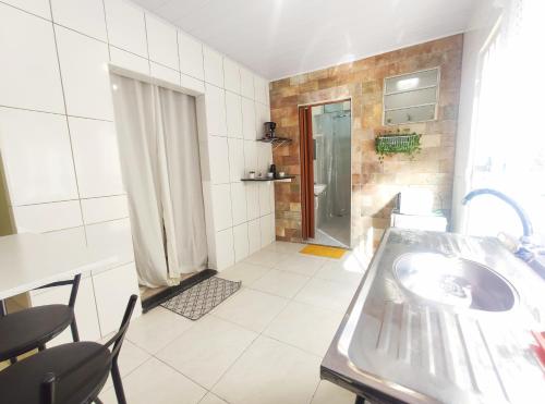 贝洛奥里藏特Kitnet Lua - Mobiliada的一间带水槽和淋浴的浴室