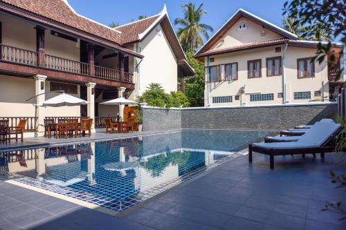 琅勃拉邦沙达酒店的房屋前有游泳池的房子