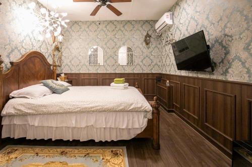 首尔Bias K-girl Guesthouse - Women only的一间卧室配有一张床和一台平面电视
