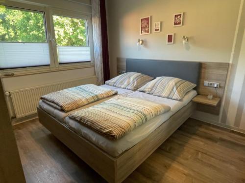 DargunFerienhaus am Klosterwald的一张位于房间的床,上面有两个枕头