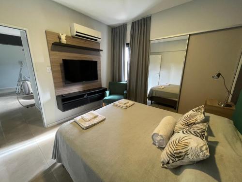 圣米格尔·德·图库玛Hermoso departamento en Yerba Buena的酒店客房,配有床和电视