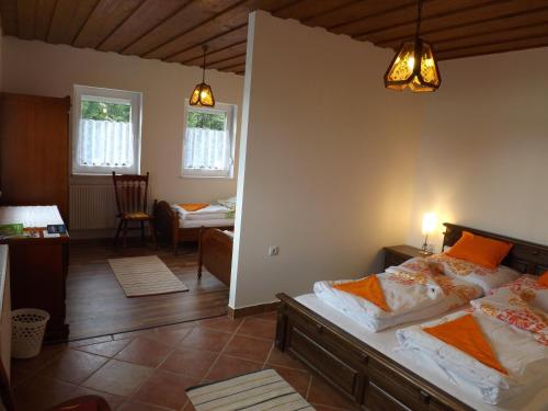 NagybajcsNagybajcsi Körtefa Vendégház的一间卧室设有一张床和一间客厅。
