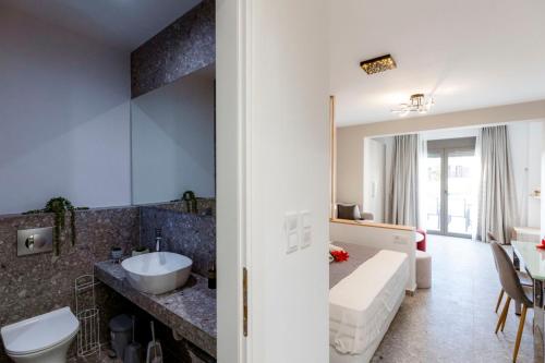 基拉奇尼TwinStars Superior Apartment的客房内设有带水槽和卫生间的浴室