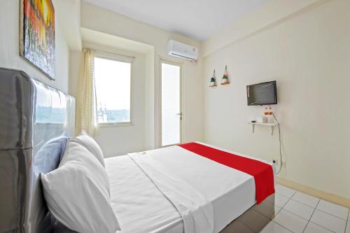 茂物Skyland Podomoro Golf View Apartemen的一间卧室配有一张床和一台电视。