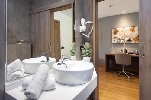 圣克鲁斯-德特内里费科隆兰布拉酒店的浴室设有2个水槽和镜子