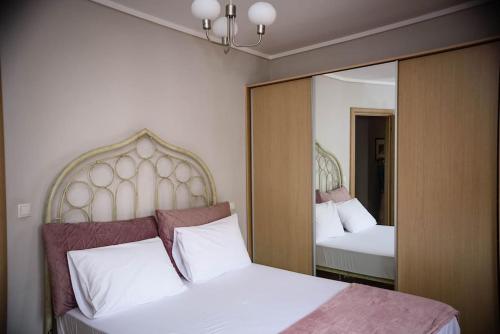 塞萨洛尼基Stelina’s Cosy Loft - Ideal Spot的一间卧室配有两张床和镜子