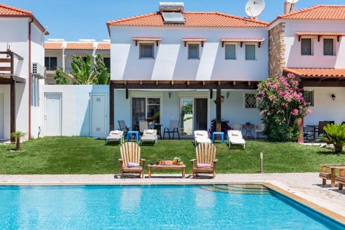 科林比亚Posidonia Luxury Villas Kolympia的一座带游泳池和房子的别墅
