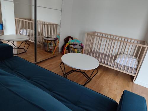 巴纽Parc EXPO prte d'orléans ORLY CDG Terrasse parking的带沙发和2张婴儿床的客厅