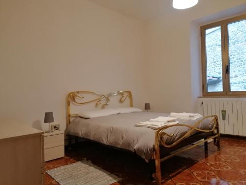 皮斯托亚Appartamento Isabella的一间卧室设有一张床和一个窗口