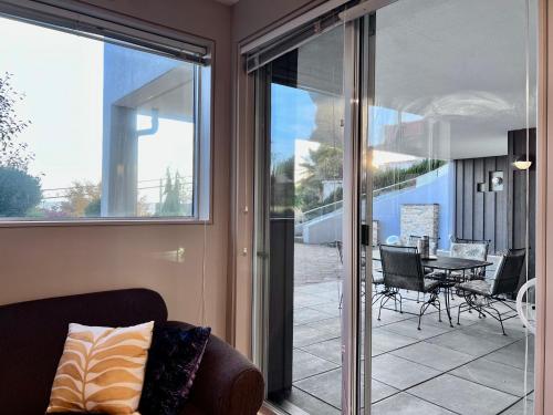 西温哥华Kia Oceanview Property的客厅设有滑动玻璃门,可通往庭院