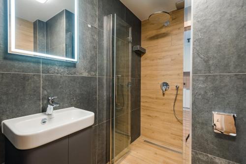 斯克拉斯卡波伦巴Apartamenty na Uroczysku的一间带水槽和淋浴的浴室