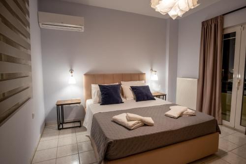 Ayía MarínaVilla Cool with Private Pool, Mountain & Sea View的一间卧室配有一张带两个枕头的床