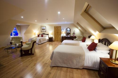 巴利巴宁The Tides Ballybunion的酒店客房配有两张床和一张书桌