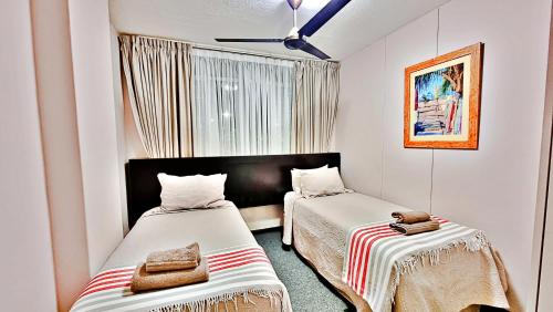 普利登堡湾Summerhill Self-Catering Holiday Accommodation的小型客房 - 带2张床和窗户