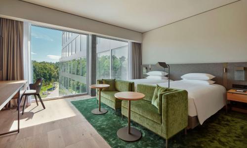 克洛滕Hyatt Regency Zurich Airport Circle的酒店客房设有床、沙发和窗户。