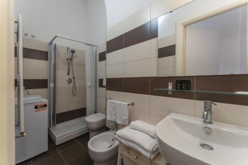 罗马Dalmati House San Lorenzo的一间带水槽、卫生间和镜子的浴室