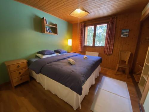 夏蒙尼-勃朗峰B&B Chalet Les Frenes的一间卧室,卧室内配有一张大床