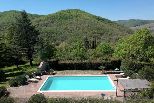 潘札诺Villa Rosa Panzano的一座山地游泳池