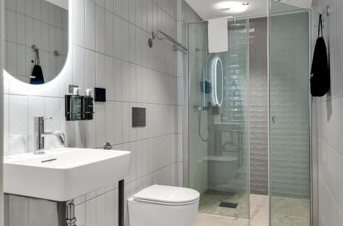 奥斯陆贾贝尔胡斯克拉丽奥连锁酒店的浴室配有卫生间、盥洗盆和淋浴。