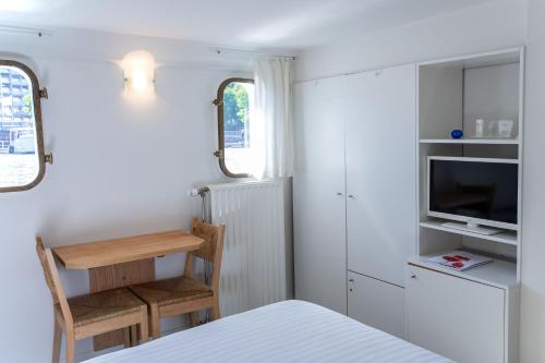 根特船上酒店船屋的小房间设有床铺、电视和厨房