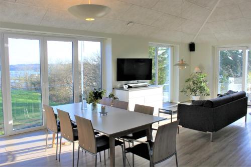 RødekroNaturperlen的一间带桌椅和电视的用餐室