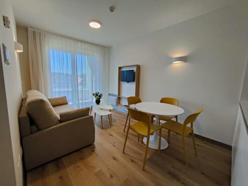 布迪皮拉格斯Playas de Liencres - Hotel & Apartamentos的客厅配有沙发和桌椅