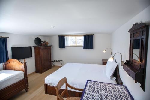 根特船上酒店船屋的一间卧室配有一张床、一把椅子和电视。