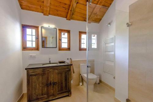 科贝拉罗布里加Catalunya Casas Majestic Villa and Views , 30km to Barcelona的浴室配有卫生间、盥洗盆和淋浴。