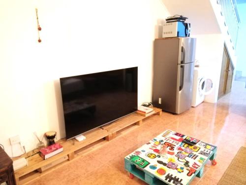 黑河区L'Ardenne Bleue Appartement的客厅配有大屏幕平面电视
