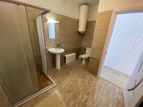 金沙Family Hotel Rai-Only Adults的带淋浴、盥洗盆和卫生间的浴室
