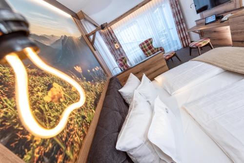 上施陶芬蒂罗尔酒店的一间卧室配有一张壁画床