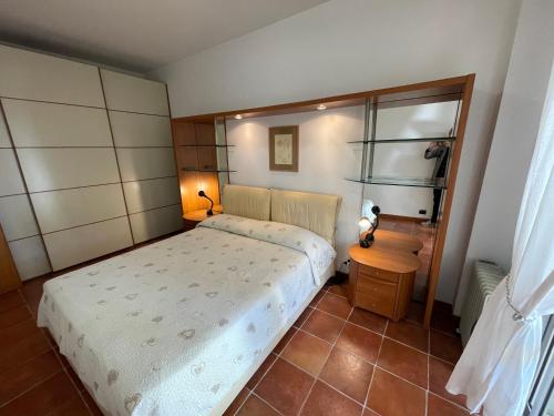 卡奥莱Casa Roberta con favolosa terrazza privata的一间小卧室,配有一张床和一张桌子
