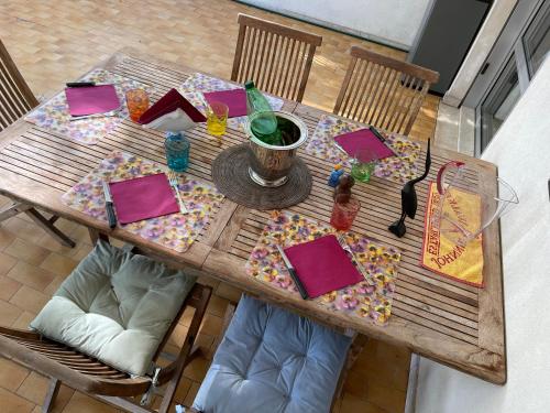 卡奥莱Casa Roberta con favolosa terrazza privata的一张桌子上挂着餐巾的木桌