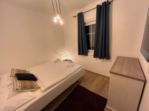 巴德加斯坦阿尔卑斯山埃姆布雷斯度假木屋的一间小卧室,配有床和窗户
