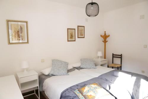坎弗兰克埃斯塔西翁Apartamento La Campa的卧室配有一张床,墙上有十字架