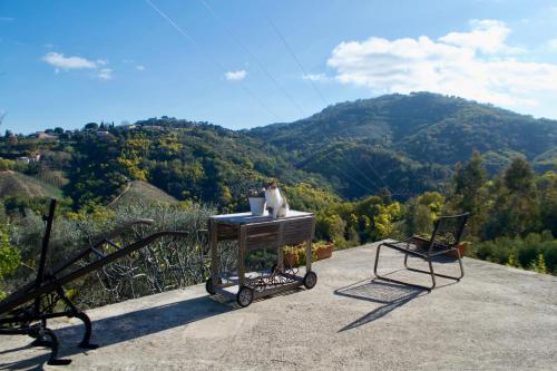 TanneronAmoureux du calme et de la nature的山景阳台上配有一张桌子和两把椅子