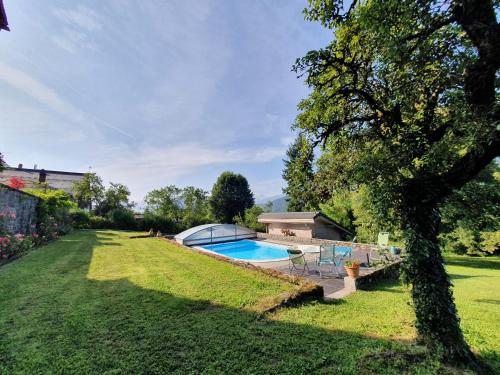 MieussyLa belle des praz的一个带游泳池和树的庭院