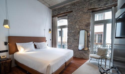 丰沙尔Hotel Cajú的一间卧室设有一张床和一个阳台