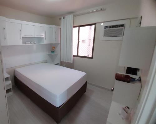马塞约Apartamento com 2 quartos de FRENTE PARA O MAR的白色的卧室设有床和窗户