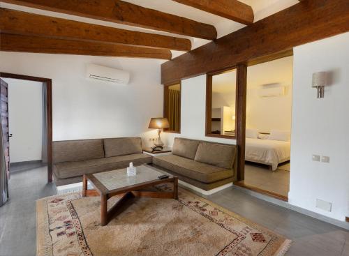米迪克卡比拉酒店的客厅配有沙发和1张床