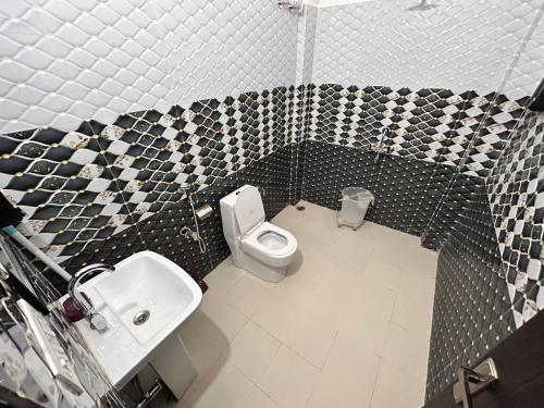 恰克拉塔HOTEL HIMALAYAN FOXHOLE的一间带卫生间和水槽的浴室