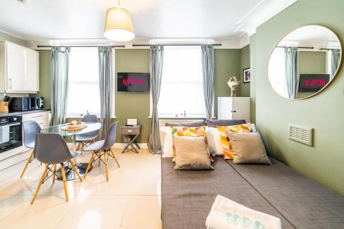 伦敦[COVENT GARDEN] Apartment in Central London的客厅配有沙发和桌子