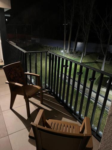 雅西Apartament 2 camere Proximitate Aeroport的晚上在阳台上摆放椅子和长凳