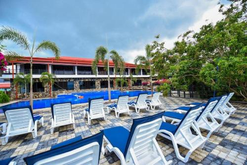 达瓦拉维桑陶里亚维尔德酒店的游泳池旁的一排白色椅子