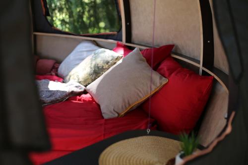 BūtingėNature calls - tree tents的一组枕头坐在红色沙发上