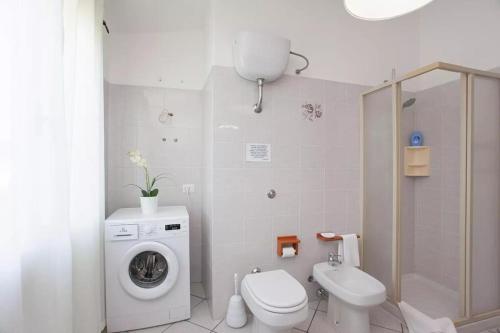 布多尼Casa Salvo的一间带洗衣机和卫生间的浴室