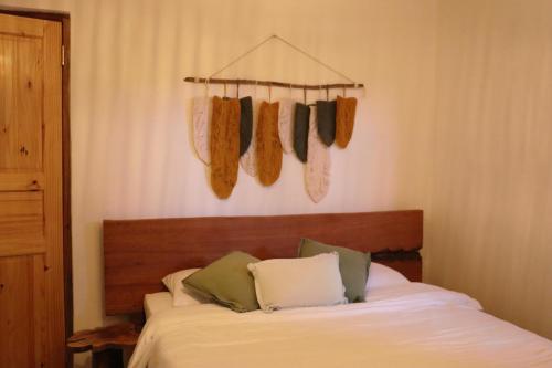 佩达西镇Casa Wabi Sabi的卧室配有一张挂在墙上的袜子床