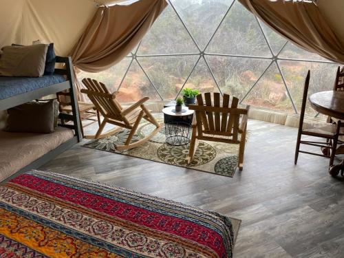 蒙蒂塞洛Blue Mountain Domes - The WOW Experience的帐篷内的房间,配有椅子和桌子