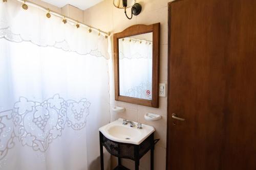 埃尔卡拉法特冰川德拉巴塔哥尼亚酒店的一间带水槽和镜子的浴室