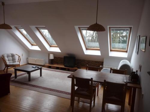 布拉格Apartment Hodkovičky by Interhome的客厅设有天窗和桌椅。